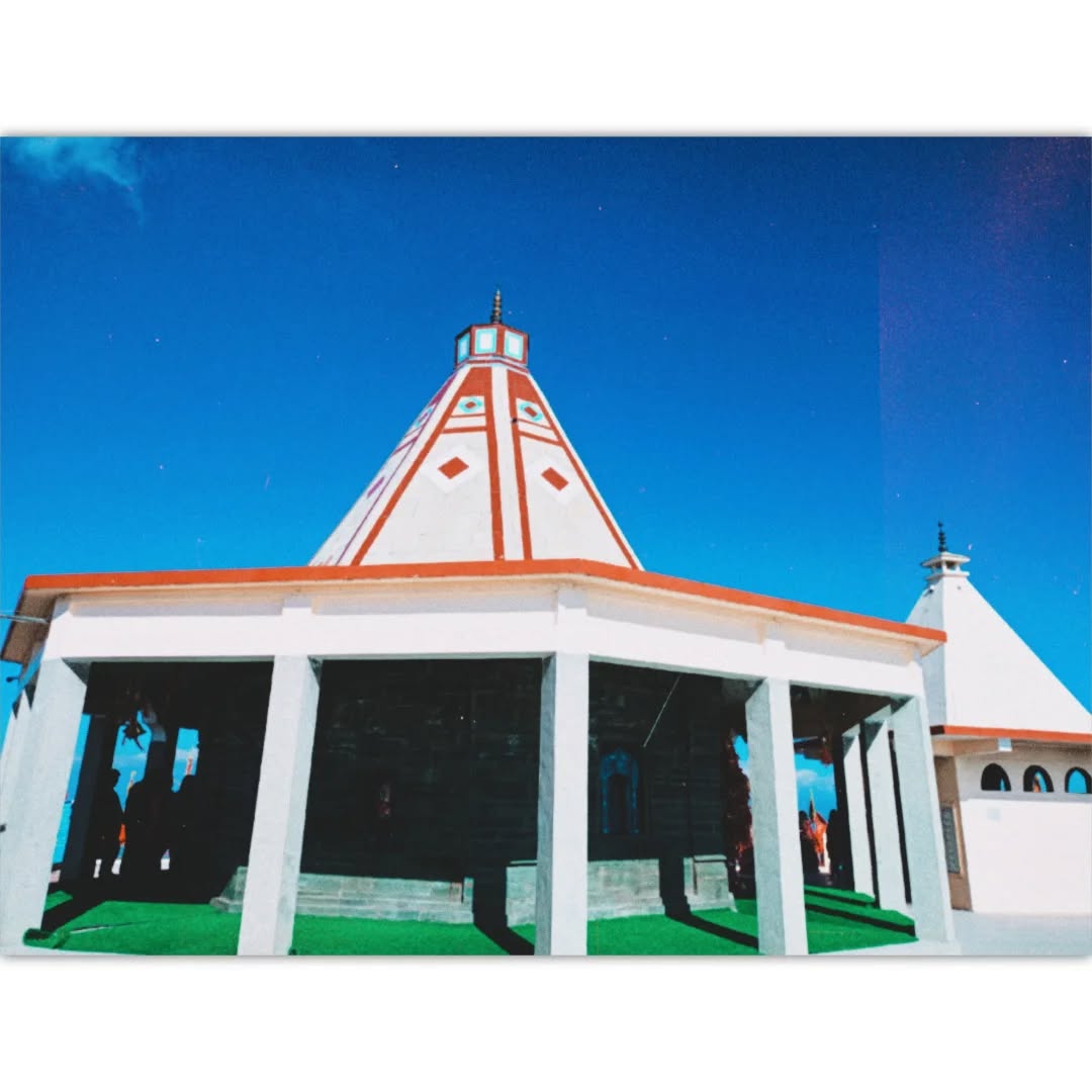 आज Computer Guru Training Institute के स्टूडेंट्स और टीम ने मिलकर माँ चंद्रबदनी धाम की यात्रा की।
सभी के लिए यह ट्रिप सिर्फ एक घूमने का मौका नहीं था—बल्कि रोज़मर्रा की क्लास और काम के बीच एक छोटी-सी ताज़गी थी।
शांत माहौल, पहाड़ों की ठंडी हवा और माँ के दर्शन ने सभी के मन को हल्का और पॉजिटिव कर दिया।
रास्ते में हंसी-मज़ाक, साथ बैठकर खाना, फोटो खींचना… इन पलों ने सबको और करीब ला दिया।
हमारे लिए यह देखकर सबसे अच्छा लगा कि छात्र सिर्फ पढ़ाई में ही नहीं, बल्कि इस तरह की गतिविधियों में भी एक परिवार की तरह जुड़े रहते हैं।
माँ चंद्रबदनी सभी पर अपना आशीर्वाद बनाए रखें।
ऐसी छोटी-छोटी यात्राएँ हमें फिर से ऊर्जा देती हैं—और हम आगे भी ऐसे सुंदर पलों को साथ बनाने की कोशिश करते रहेंगे। ❤️
#ComputerGuruTrainingInstitute
#InstituteTrip
#ChandrabadniDham
#Uttarakhand
#GoodMemories
#InstituteFamily